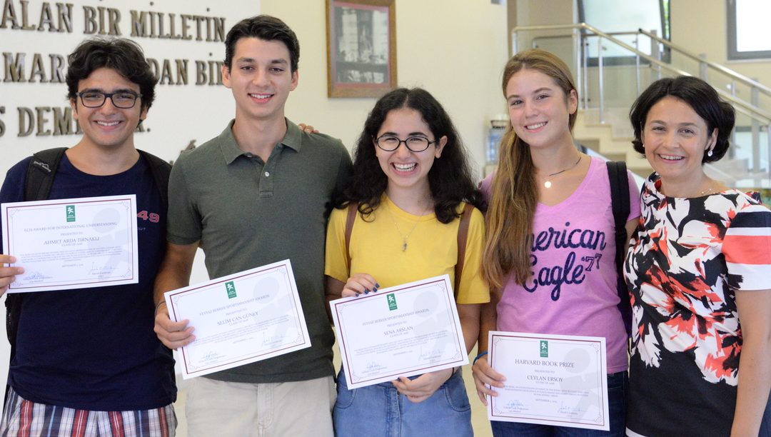 Hisar Seniors Receive Awards