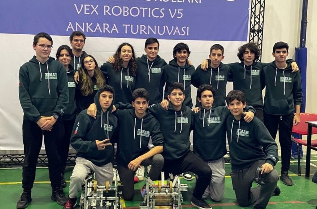 Hisar Mechatronics Takımlarımız VEX Yarışmasından “Turnuva Şampiyonu” ve “Robot Becerileri Ödülü” Sahibi Olarak Döndü